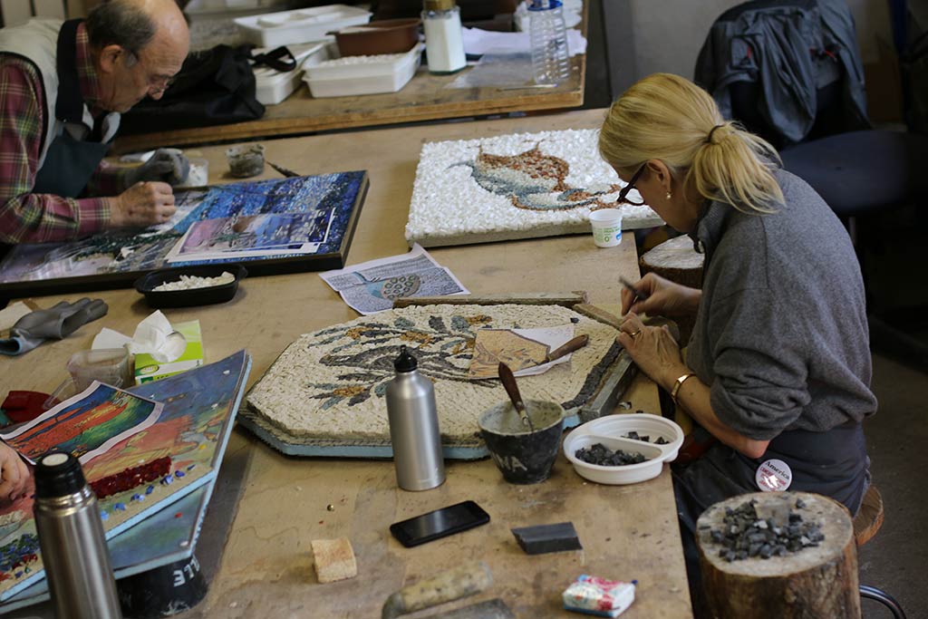 Cours de mosaïque hebdomadaires à l'atelier Mosaicozette