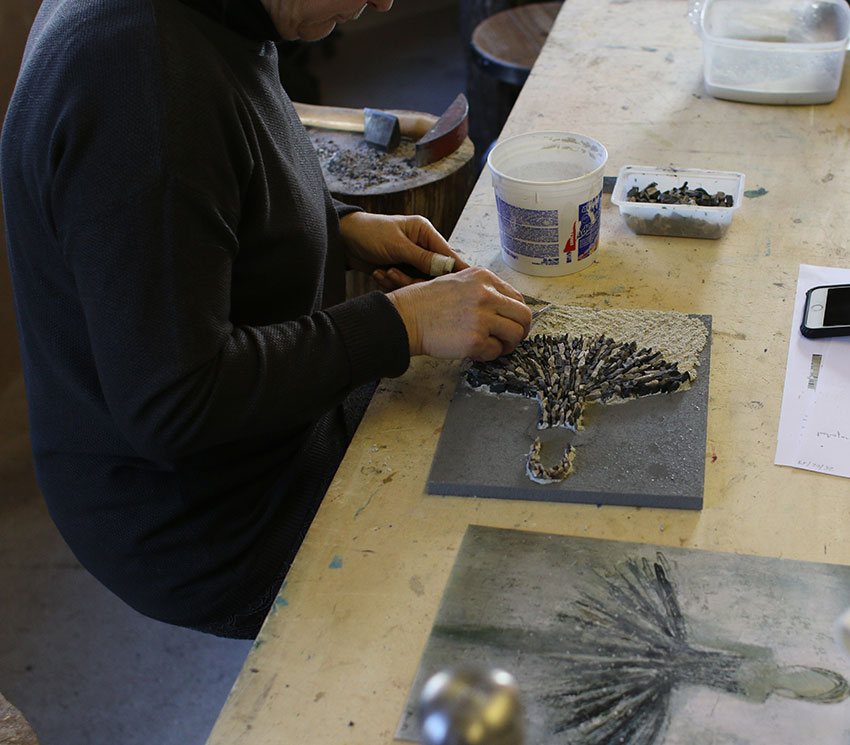 Pose du mortier et de la mosaïque sur le support pendant le stage de Matylda Tracewska