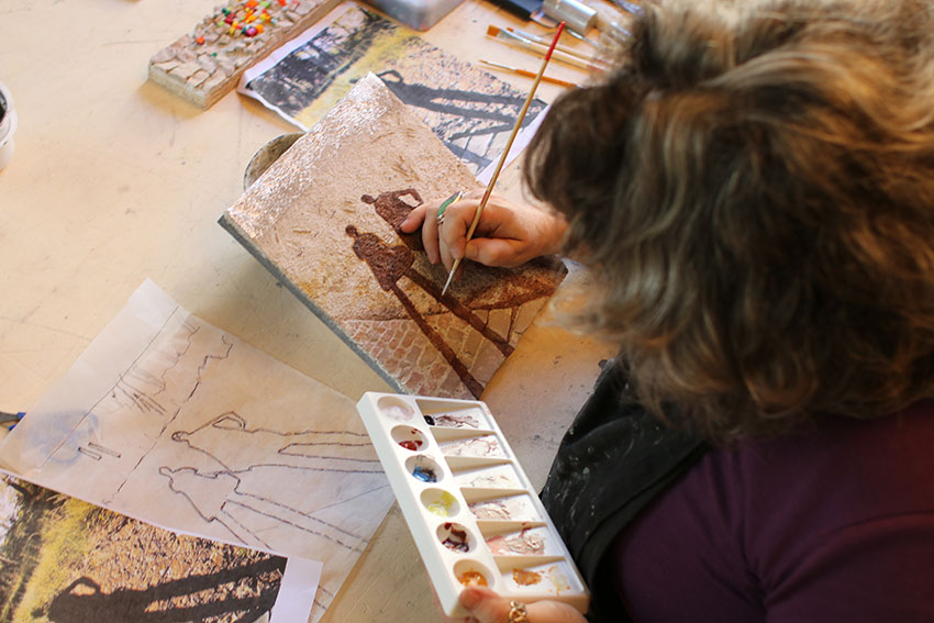 Peinture avec le verre liquide sur le mortier et la mosaïque pendant le stage de Matylda Tracewska