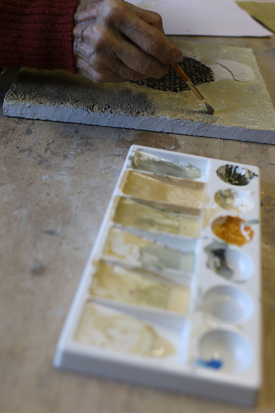 La peinture au silicate de potassium est étalée sur le mortier lors du stage de Matylda Tracewska à l'atelier Mosaicozette