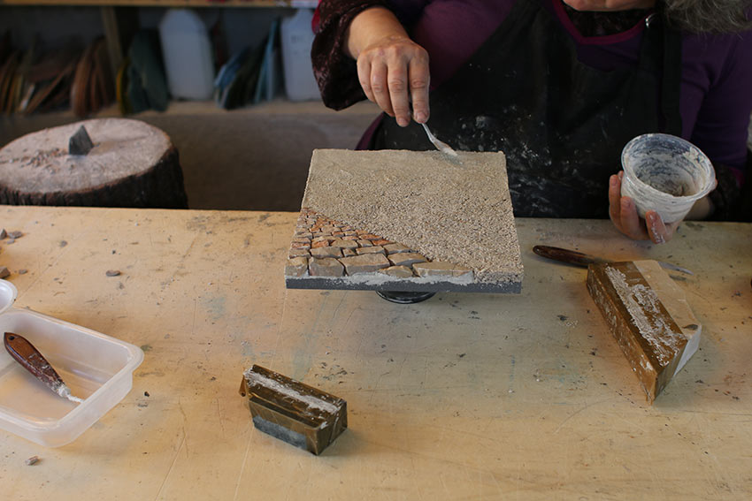 Finition du mortier autour de la mosaïque au stage de Matylda Tracewska à l'atelier Mosaicozette