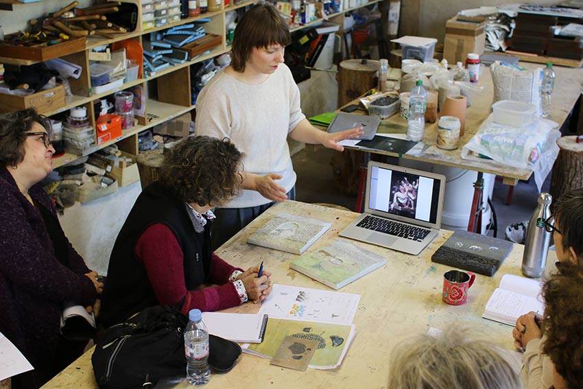 Matylda Tracewska explique les diférents plans sur une image lors du stage de mosaïque à l'atelier Mosaicozette