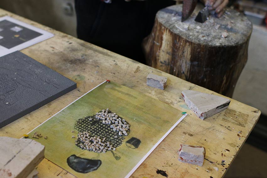 Taille du marbre pour les mosaïques au début du stage avec Matylda Tracewska à l'atelier Mosaicozette