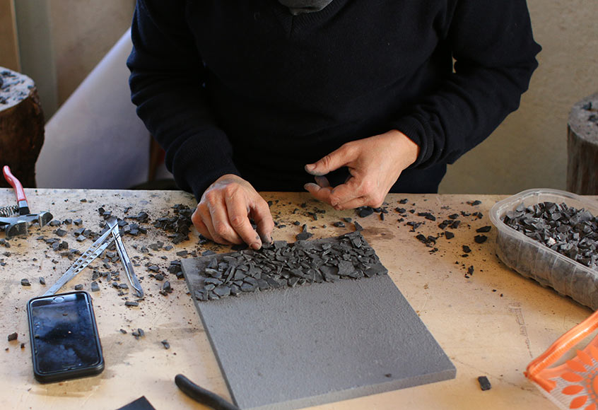 Taille et pose de la mosaïque au début du stage de Matylda Tracewska à l'atelier Mosaicozette