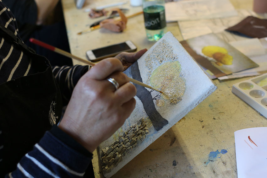 Peinture au silicate de potassium dit "verre liquide" sur la feuille schlag pendant le stage avec Matylda Tracewska à l'atelier Mosaicozette