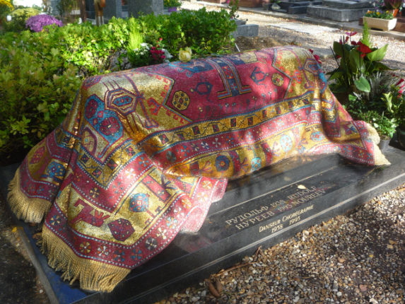 Stage drapé en mosaïque, image de la tombe de Noureev à Sainte-Geneviève-des-Bois